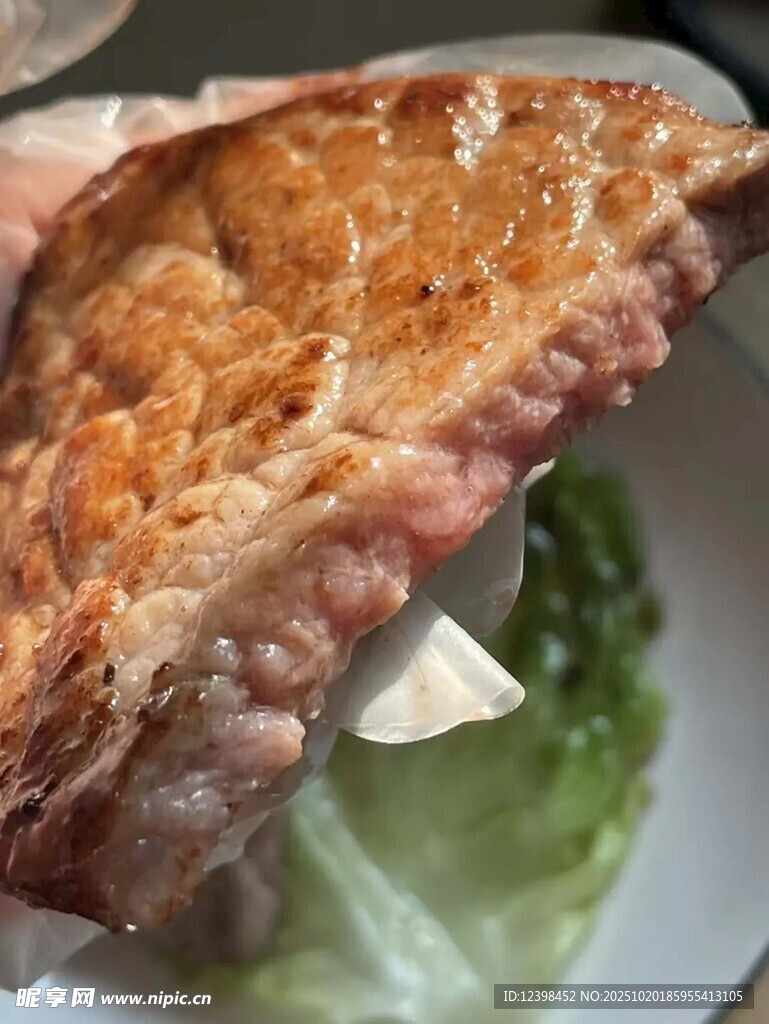 美味烤制排骨特写