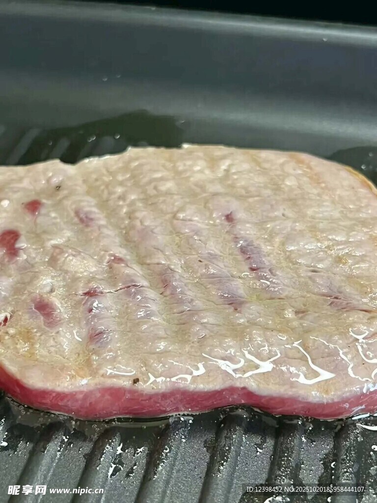 烤架上的鲜嫩牛排