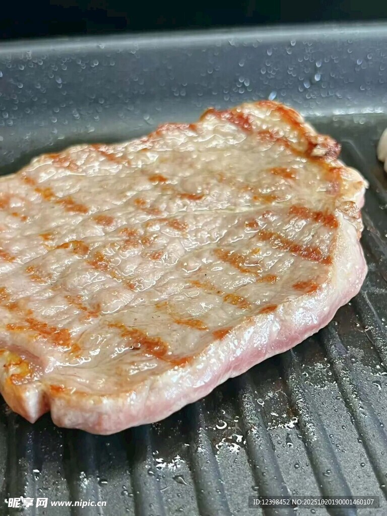 煎制中的美味猪排