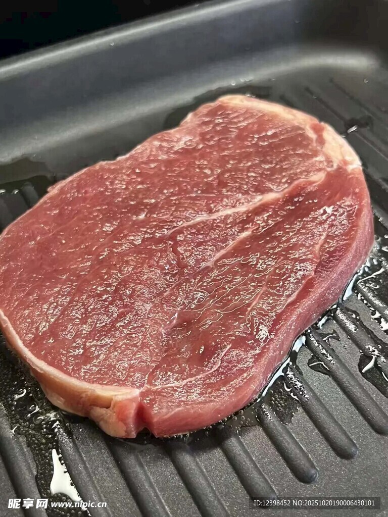 烤架上的鲜嫩生牛排