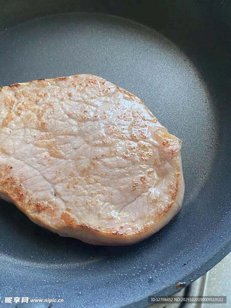 煎锅中的美味猪排