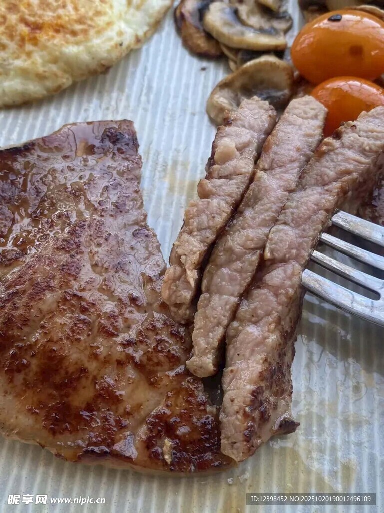 美味牛排与多样配菜