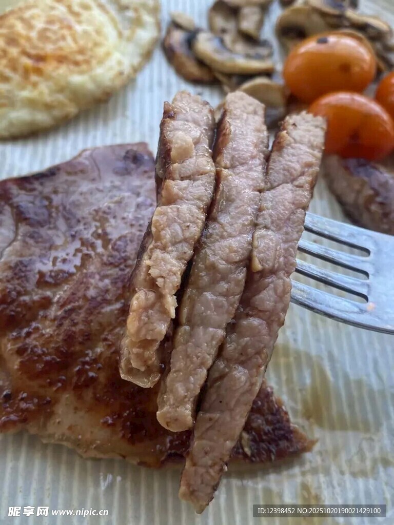 美味牛排搭配多样食材