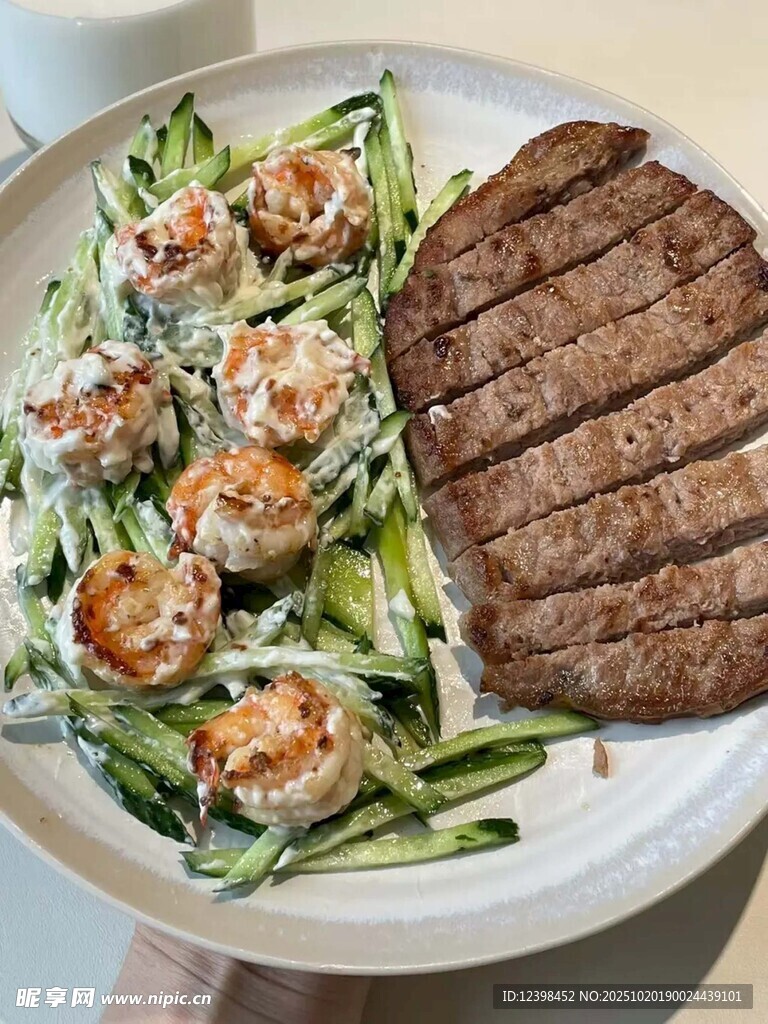 牛排配虾仁蔬菜沙拉