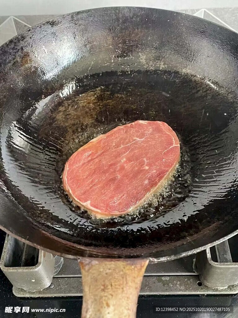 锅中煎制的鲜嫩牛肉饼