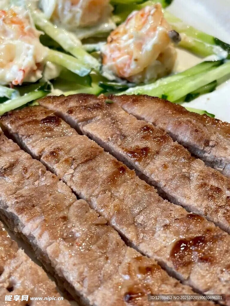 美味牛排与配菜组合