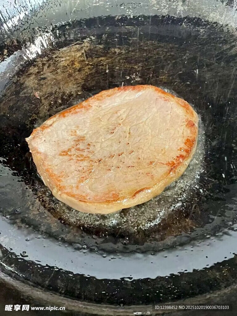 锅中煎制的美味肉饼