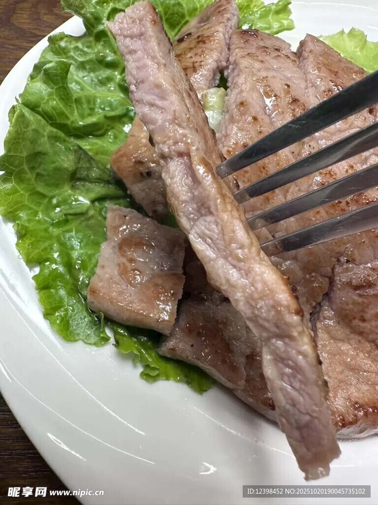 美味牛排配生菜