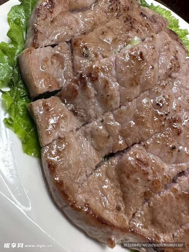美味煎牛排配新鲜生菜