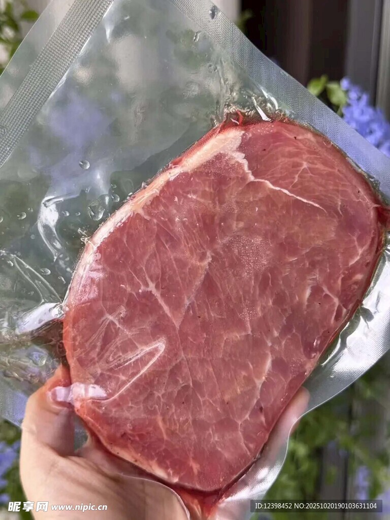 手持真空包装新鲜牛肉