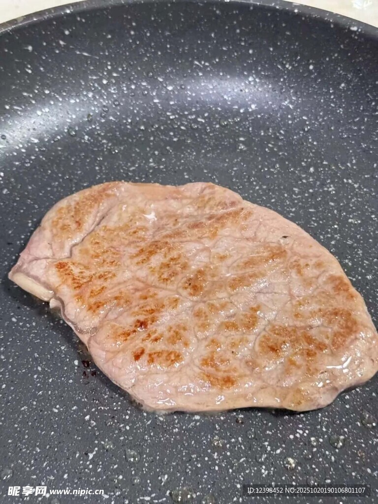 煎锅中的美味牛排