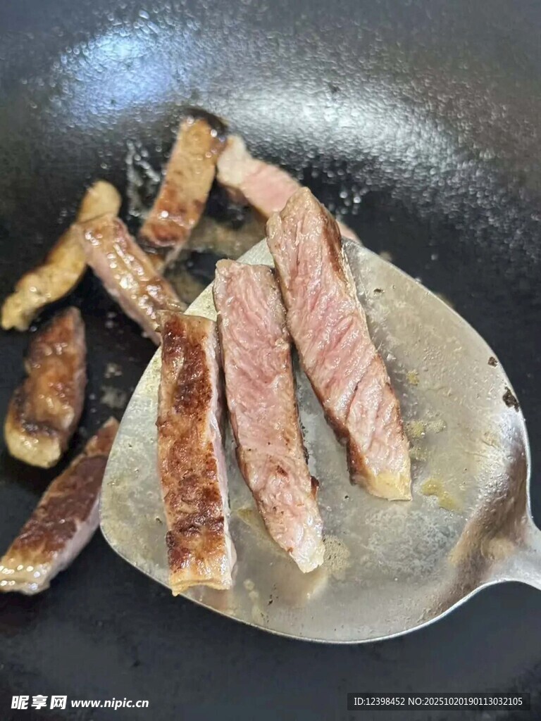 锅中煎制美味肉片