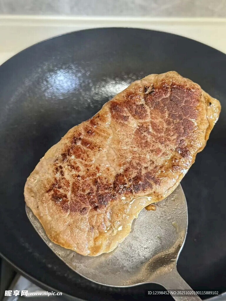 煎锅中的美味牛排