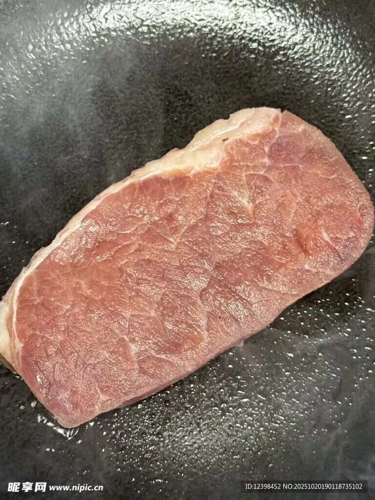 煎锅中的鲜嫩牛排