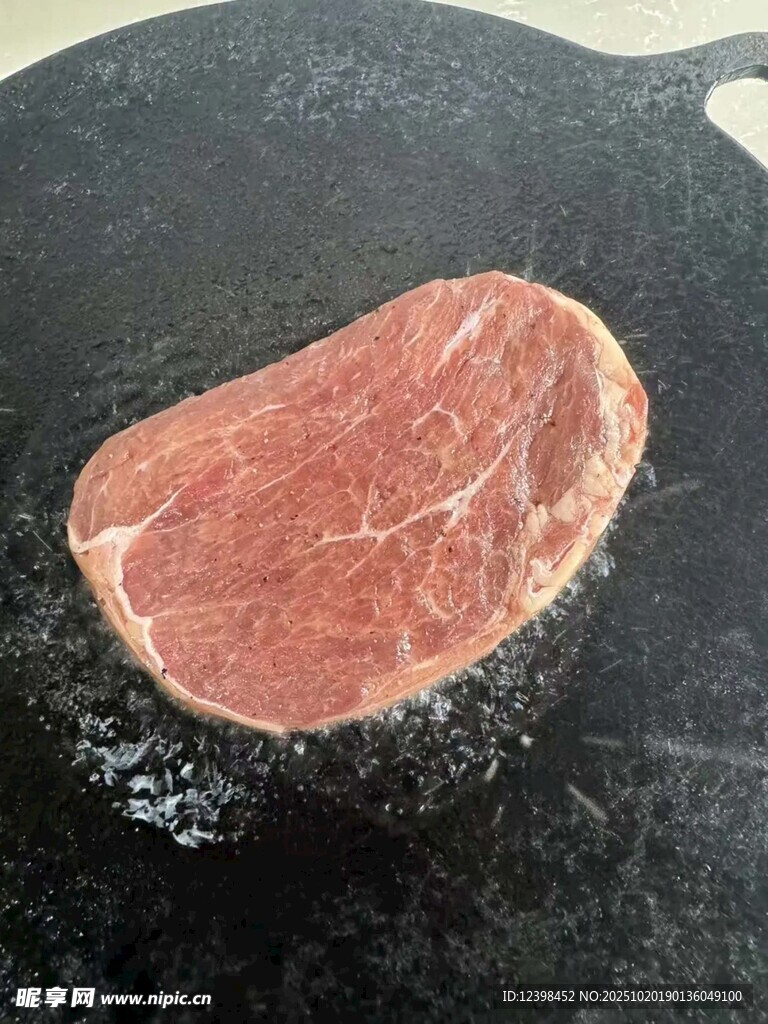 煎锅中的鲜嫩生牛排