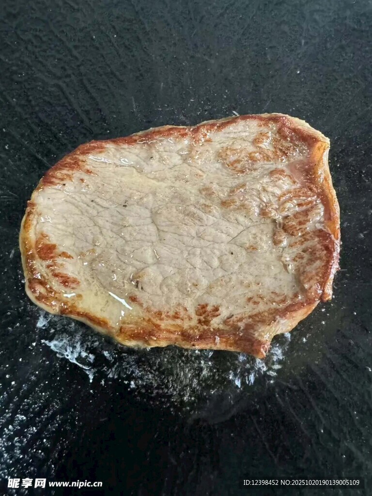 煎制中的美味肉饼