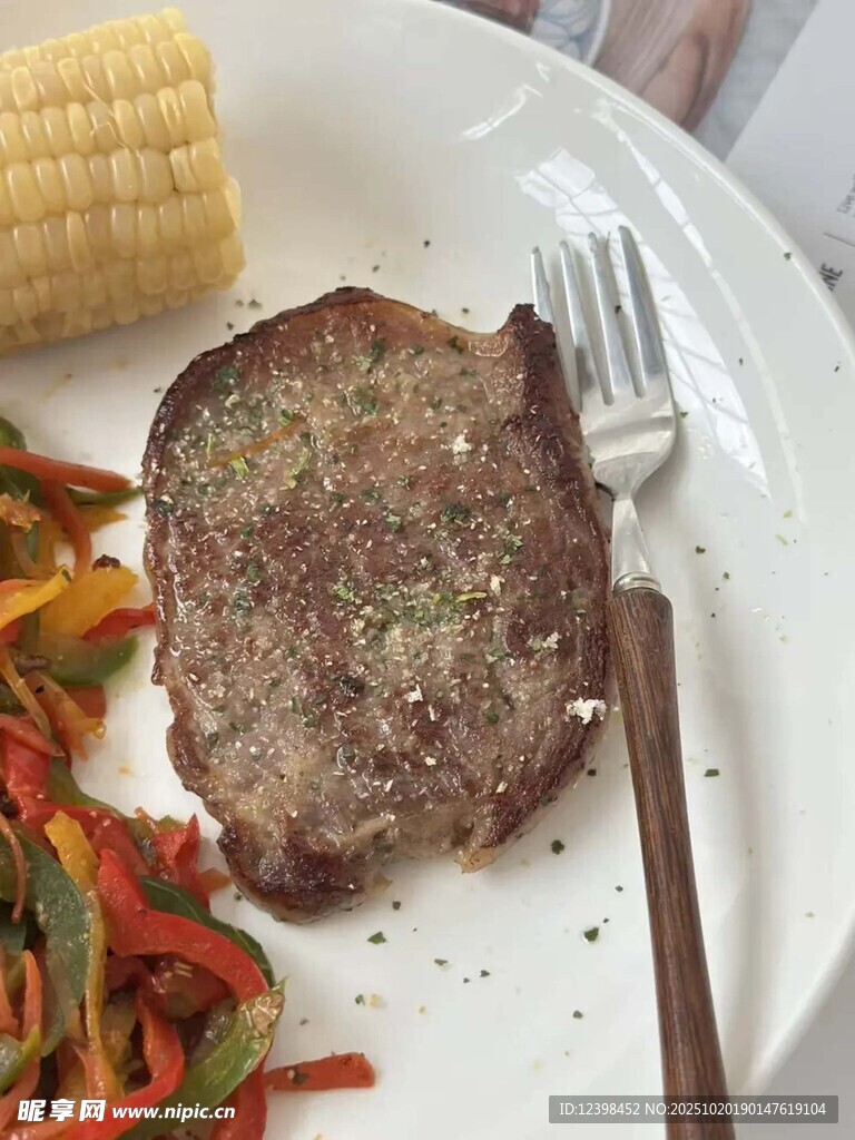 美味牛排配蔬菜与玉米