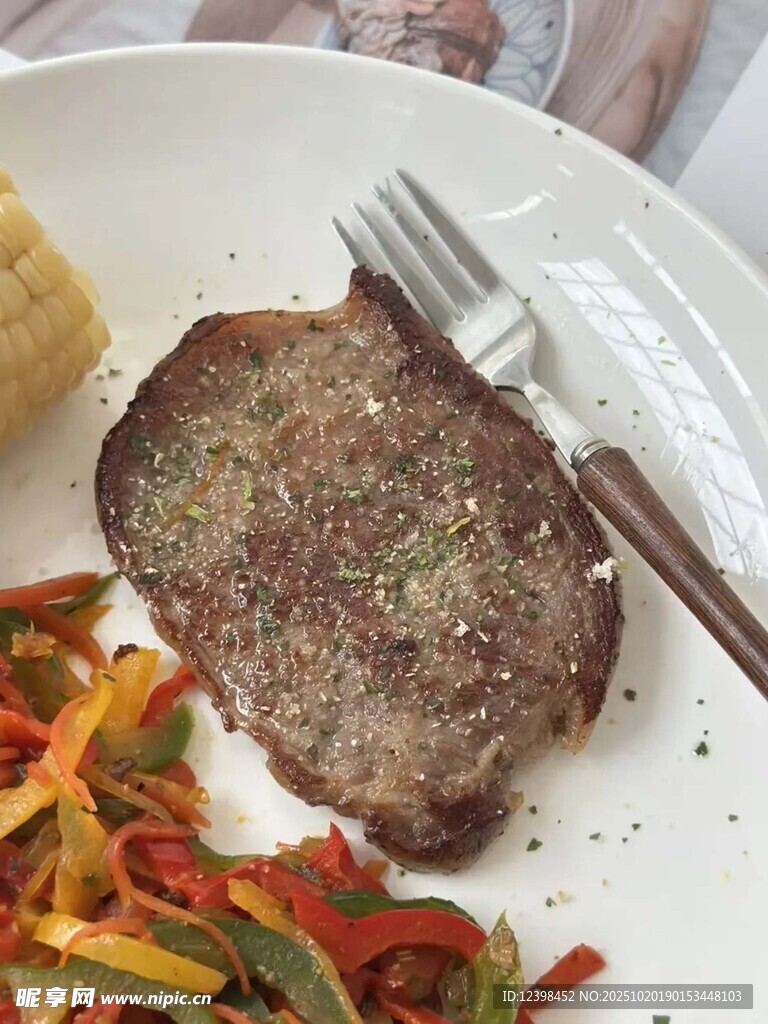 美味牛排配多彩蔬菜
