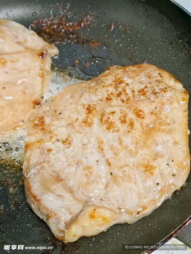 煎制中的鲜嫩鸡肉