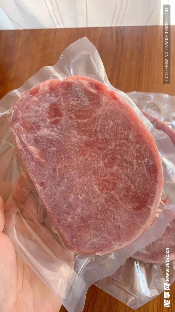 新鲜生牛肉片待烹饪