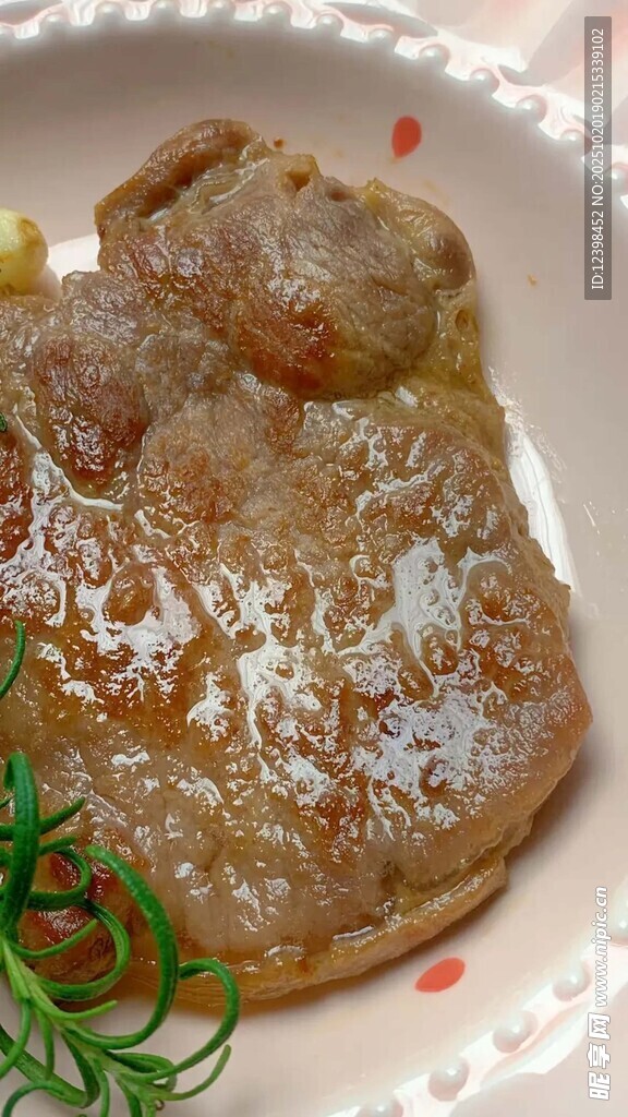 美味撒粉牛排配迷迭香