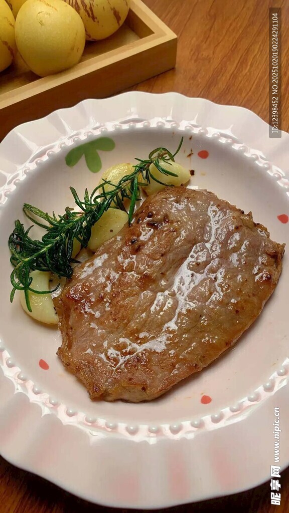 美味牛排摆盘精致