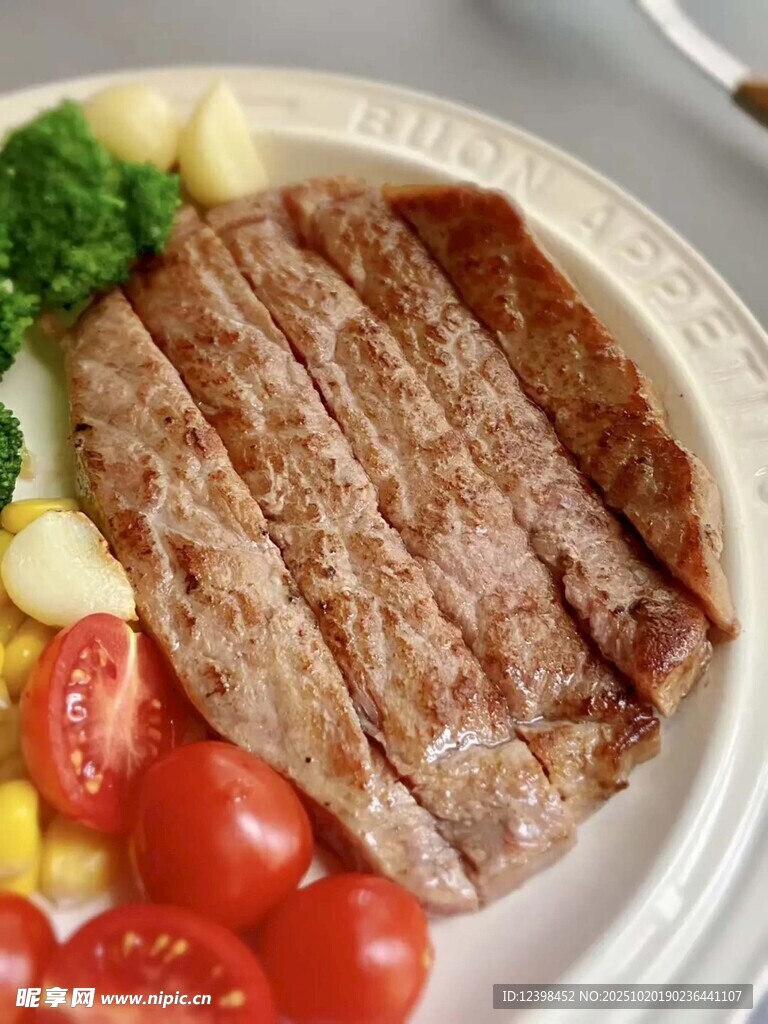 美味牛排配新鲜蔬菜
