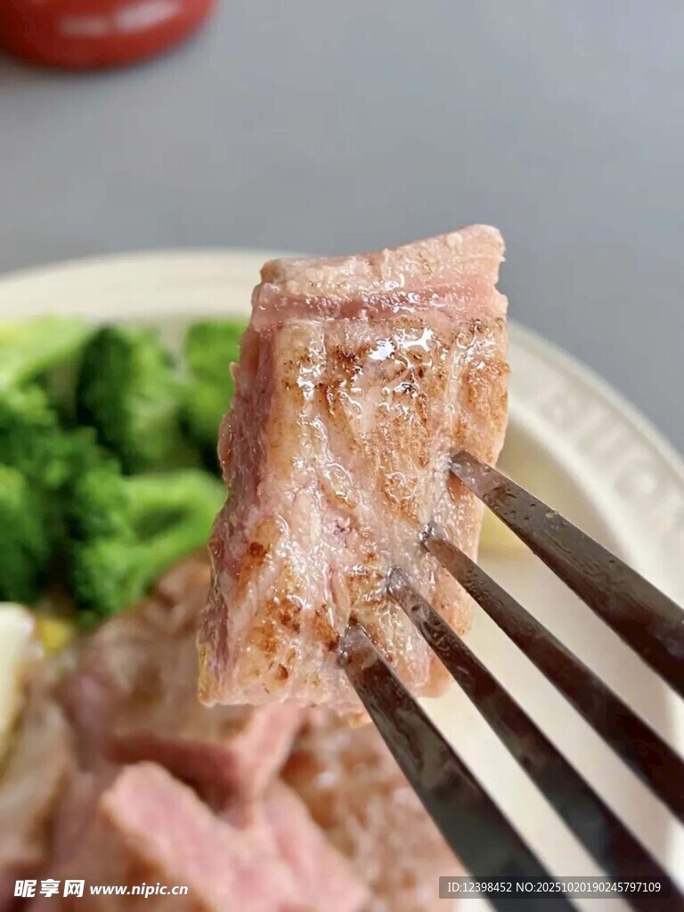 叉子上的美味烤肉