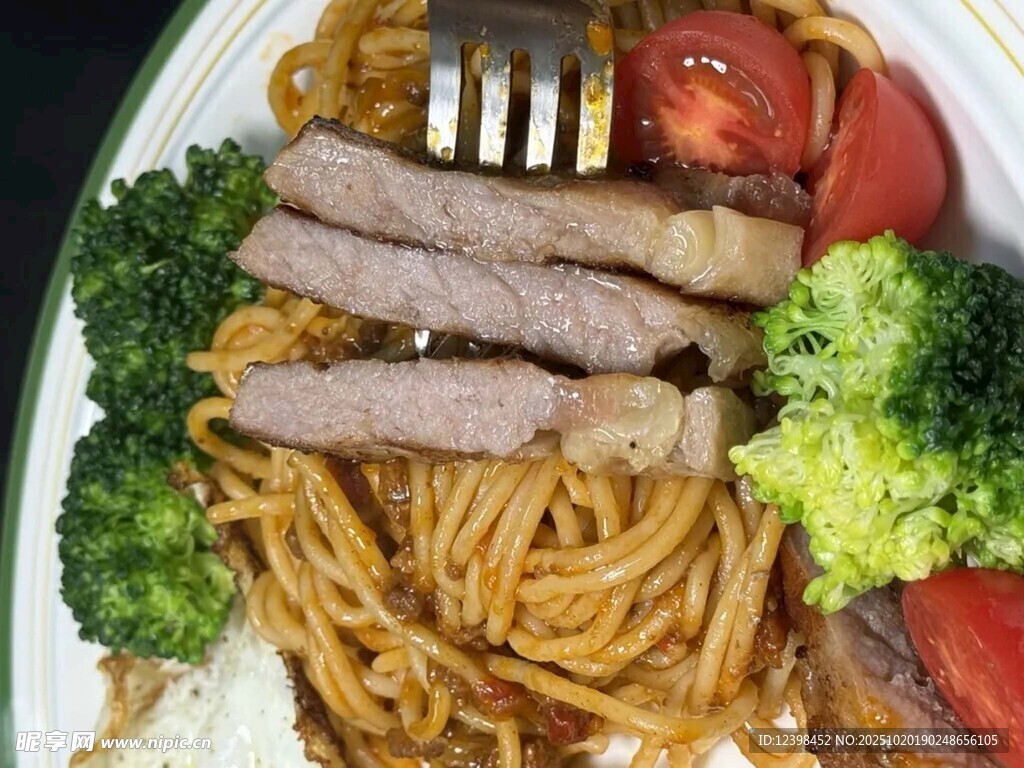 美味意面配肉与蔬菜