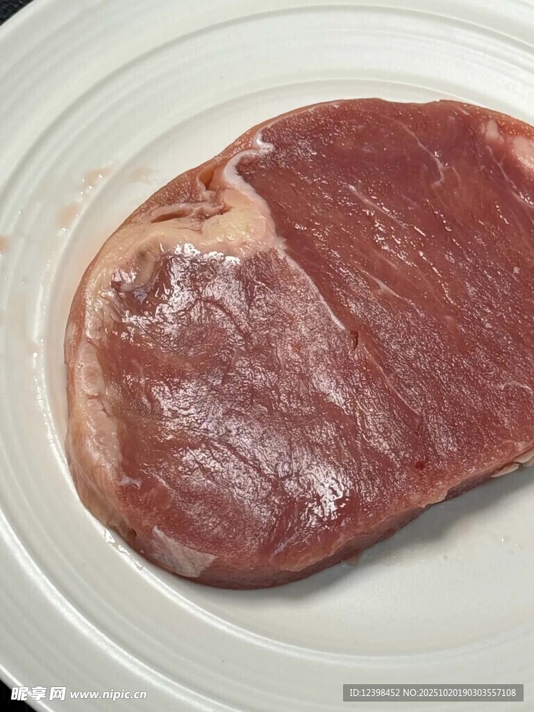 新鲜生牛肉置于白色盘上