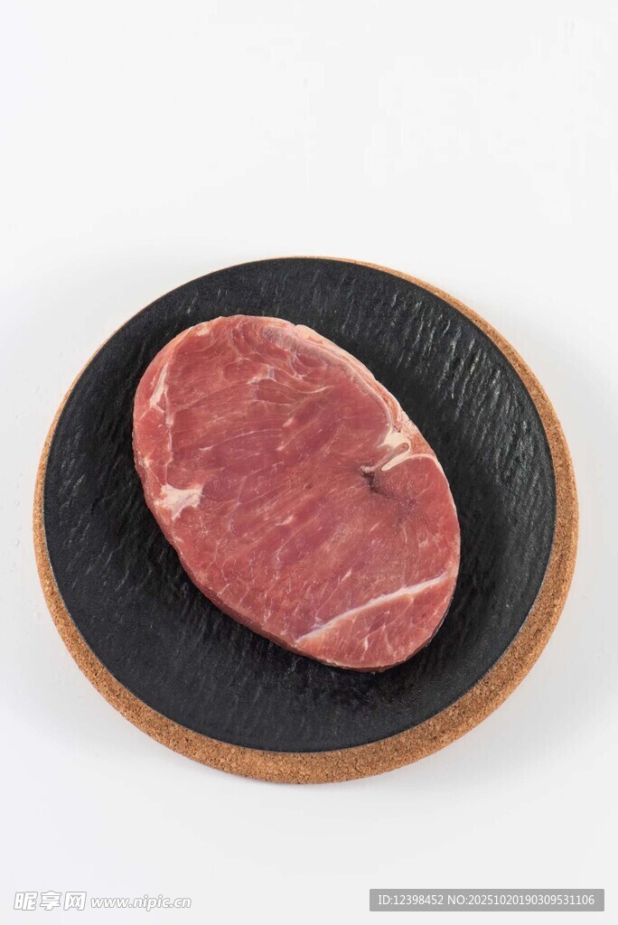 黑盘上的新鲜生牛肉