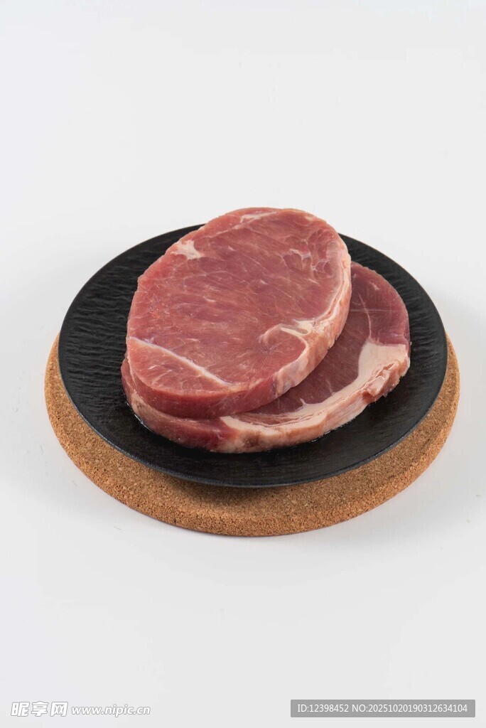 木盘上的新鲜生牛肉片