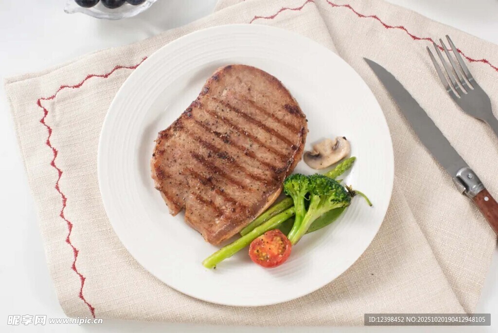 美味牛排配新鲜蔬菜