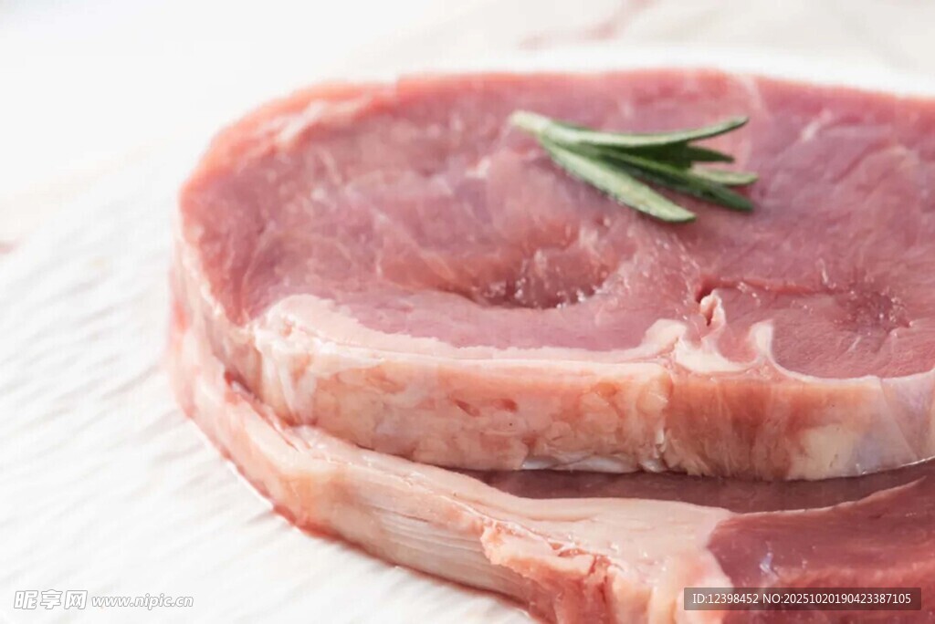 新鲜生猪肉片配迷迭香