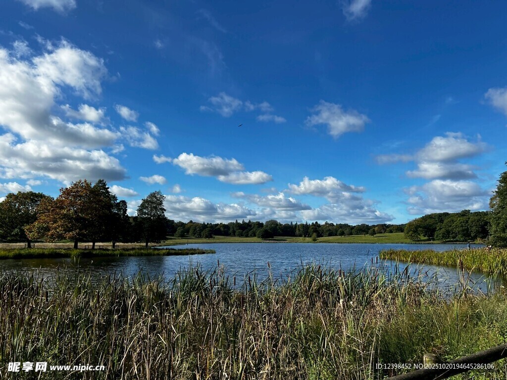 湖畔蓝天美景