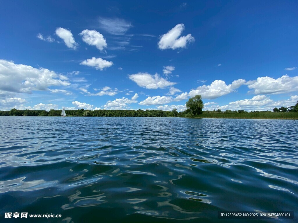 碧波蓝天湖畔风景