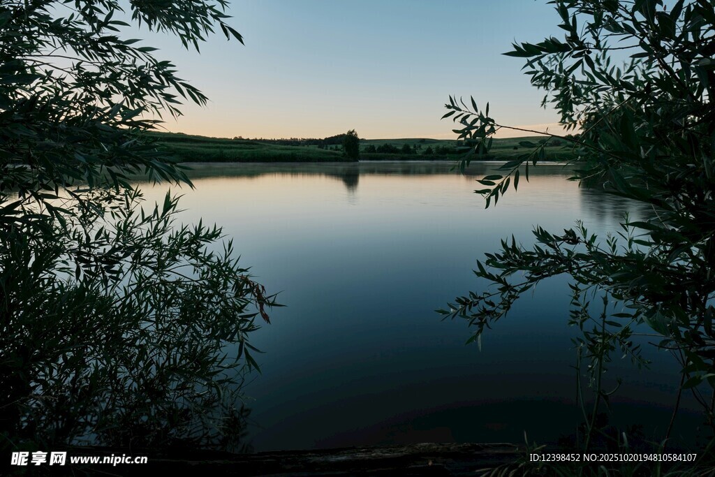 宁静湖畔黄昏美景