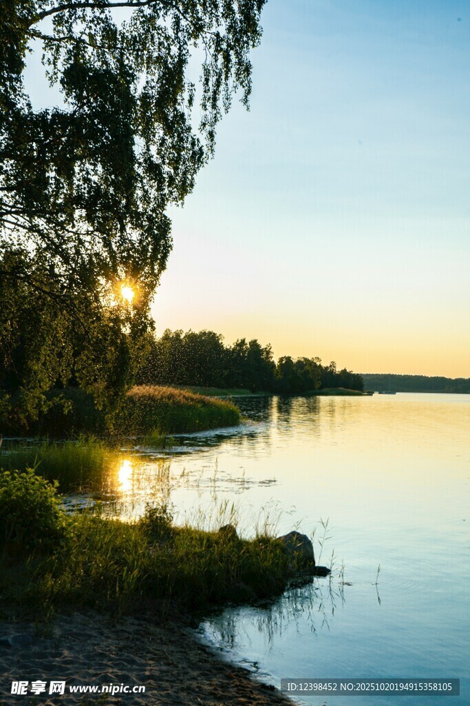 湖畔黄昏美景