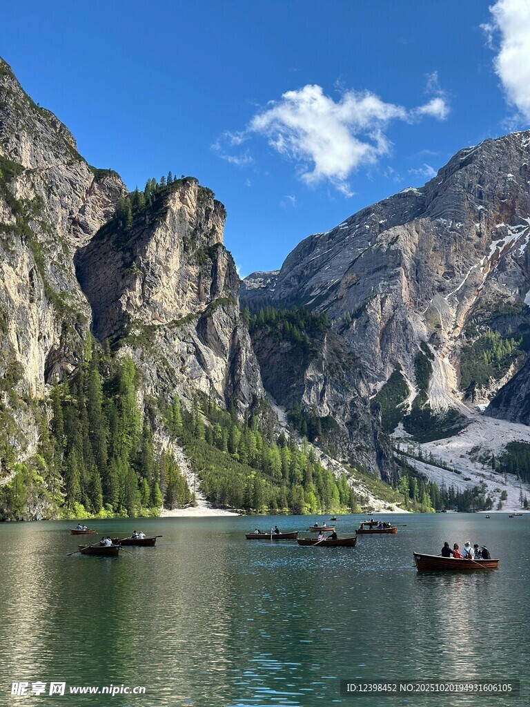 高山湖泊中的悠然小船