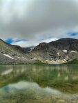 高山湖泊的静谧美景