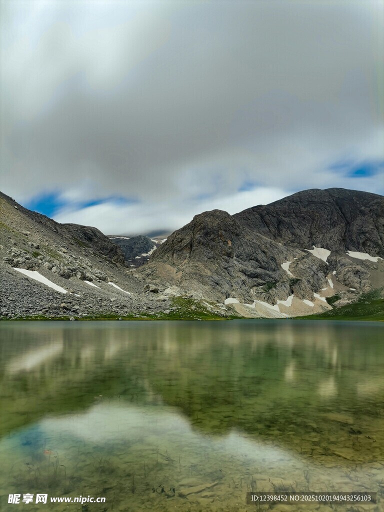 高山湖泊的静谧美景
