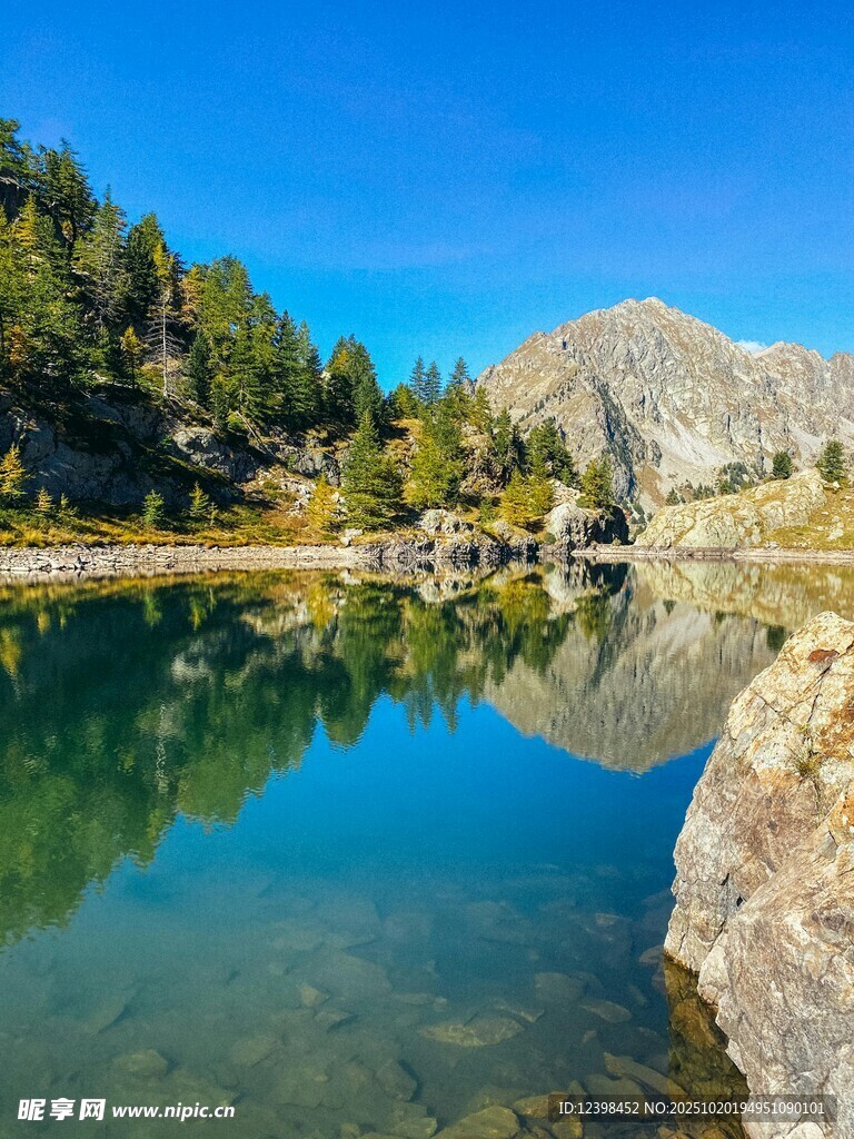 山间清澈湖水与秀丽景致