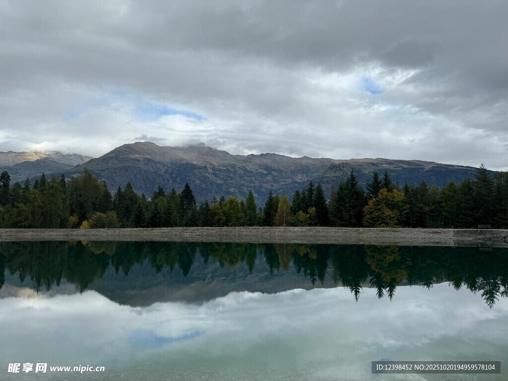 宁静湖景与远山倒影