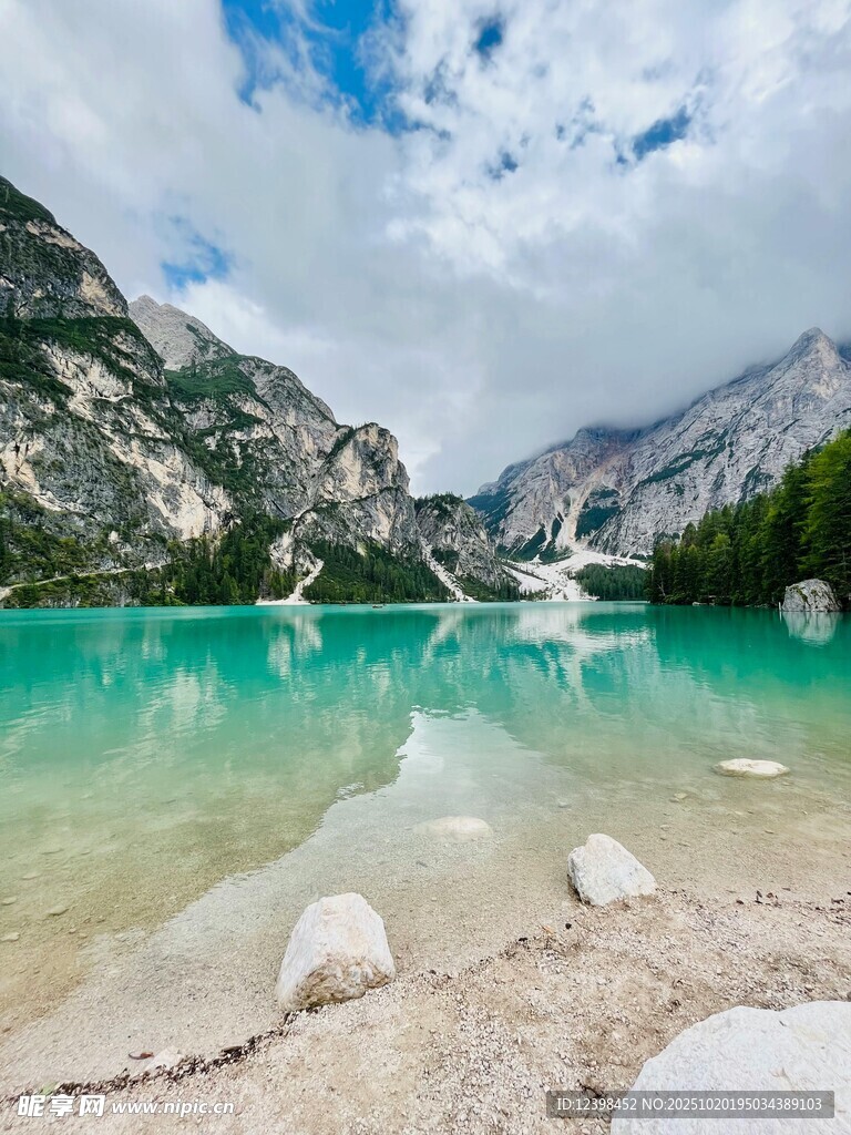 梦幻碧绿湖水与山峦美景