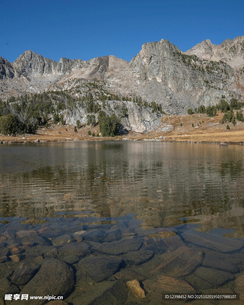 山间清澈湖水与巍峨山峦