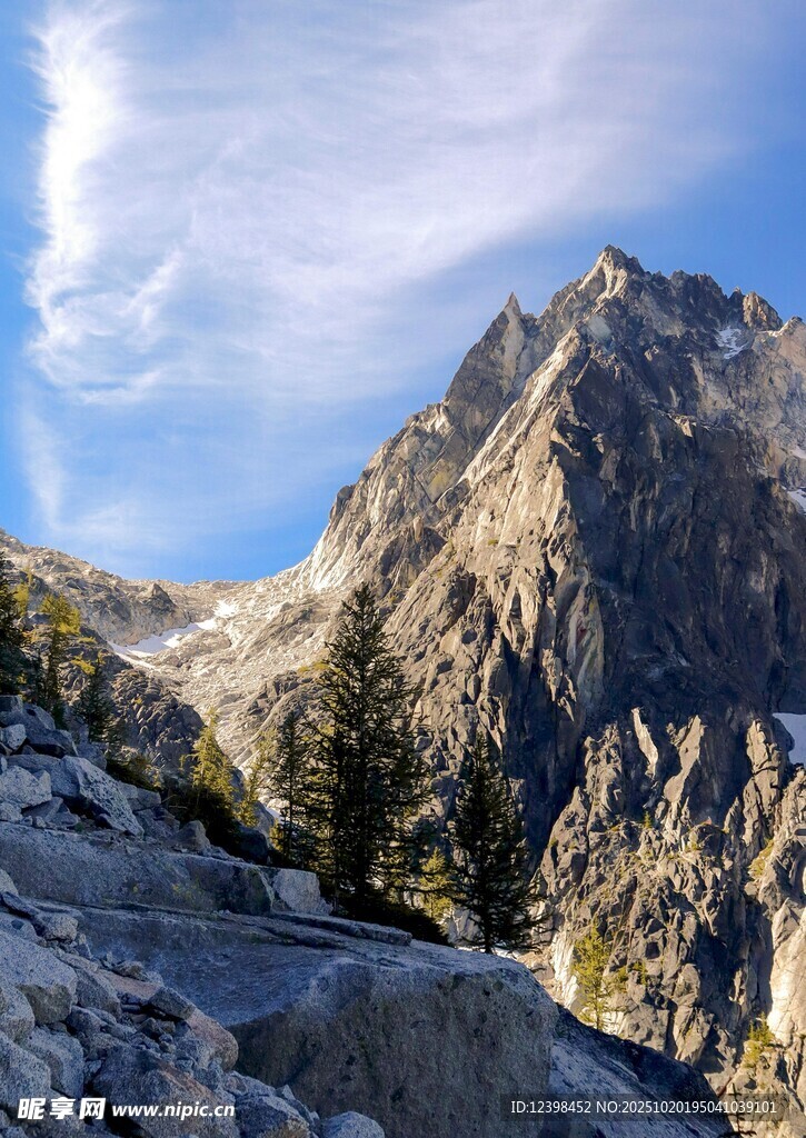巍峨高山与蓝天白云美景