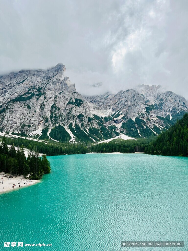 梦幻蓝湖与巍峨山峦