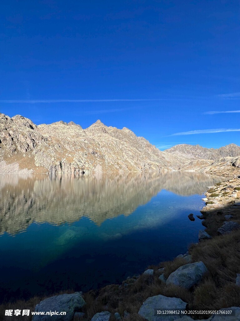 高山湖泊美景
