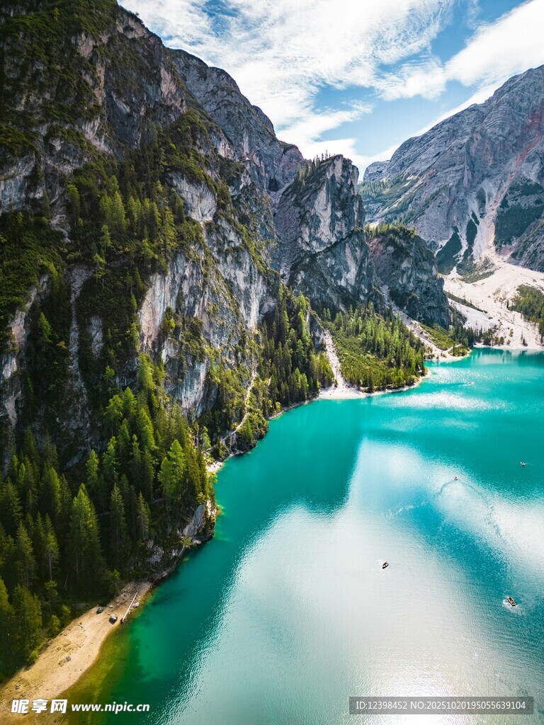 高山间的碧绿澄澈湖泊