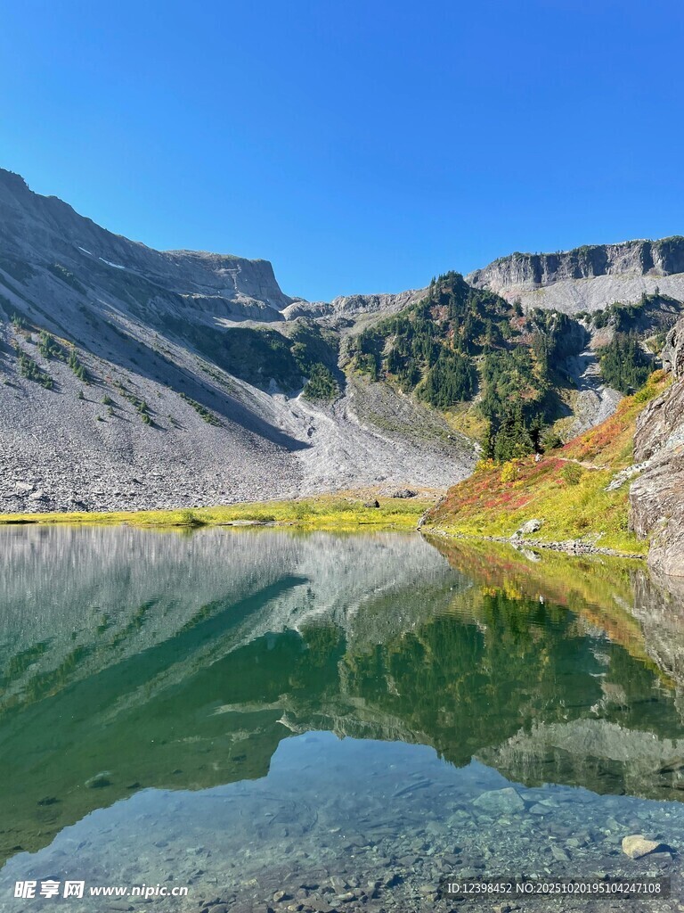 山间静谧湖景